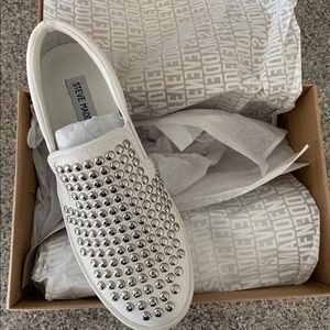 Steve Madden. Torin White w/Silver Studs